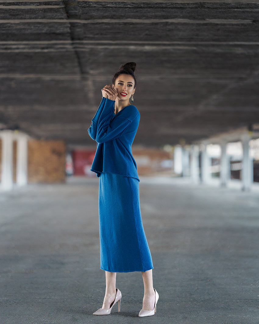 Women’s organic cashmere knitwear suit with sweater and matching skirt – Moda de la Maria.