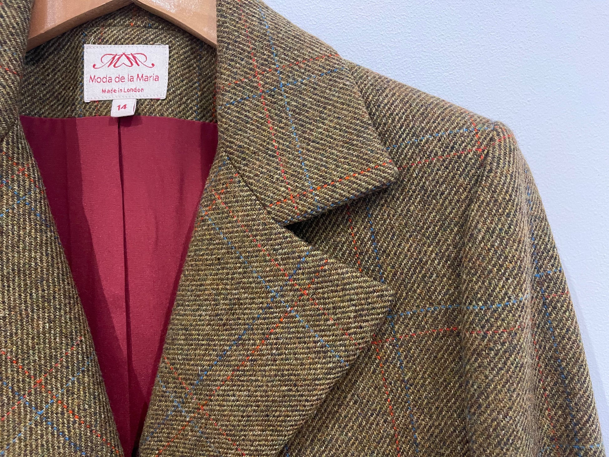 Handcrafted British tweed wool jacket with flattering silhouette, Moda de la Maria.