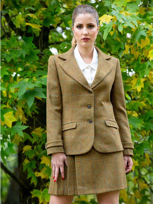 Handcrafted women’s green tweed jacket suit by Moda de la Maria, made in London from 100% British wool and lined in silk — sustainable, timeless luxury.