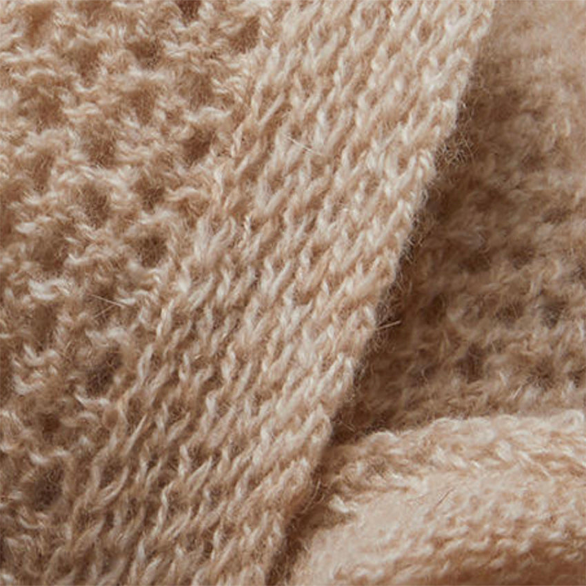 Close-up detail of Moda de la Maria's luxury 100% pure white cashmere knitted scarf, showcasing the exceptionally soft premium knit texture, fine craftsmanship and natural cashmere fibres.