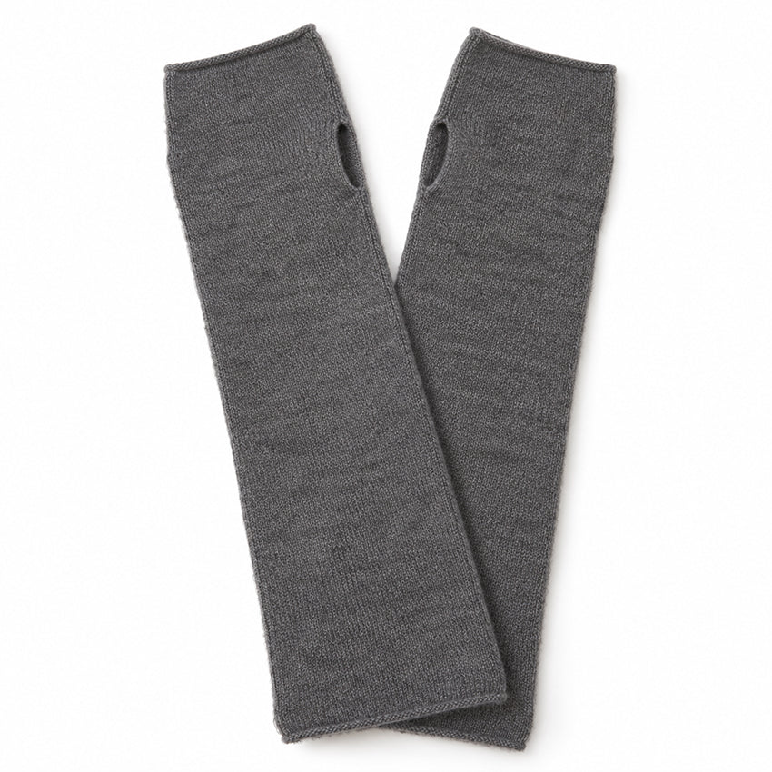 Women’s grey pure cashmere long fingerless gloves with thumb openings and soft fine-knit texture by Moda de la Maria.