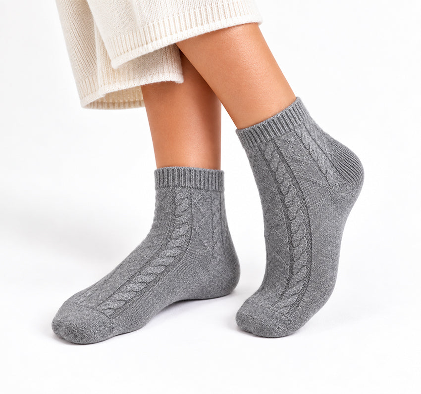 Alt text:
Grey pure cashmere cable-knit ankle socks for women, modelled on feet against a white background by Moda de la Maria