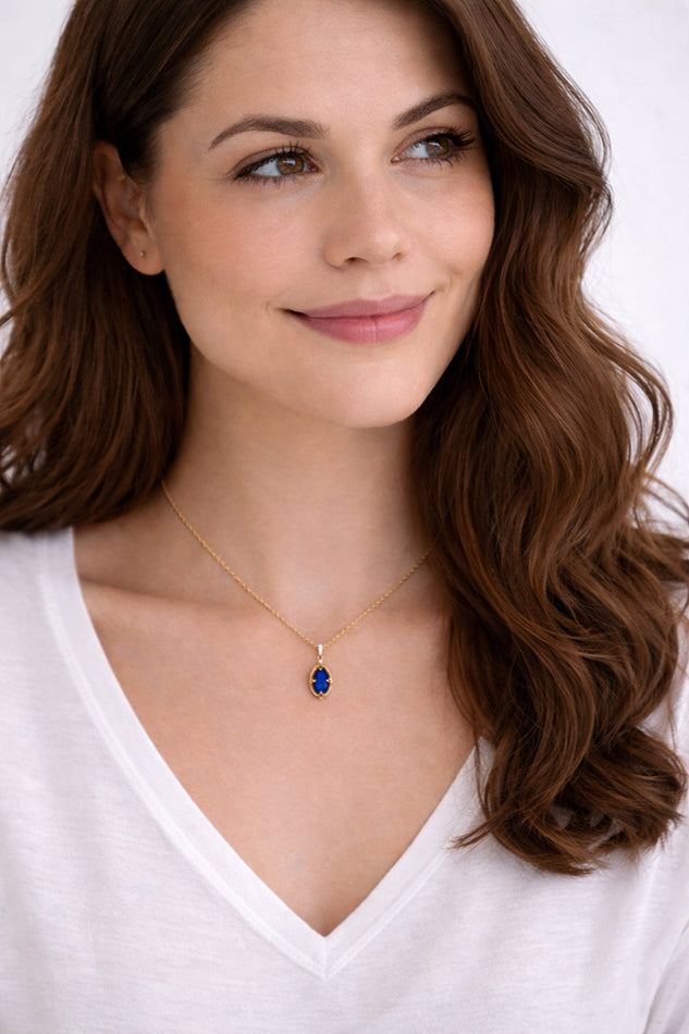Minimalist lapis lazuli gold pendant necklace worn by woman with white V-neck top, delicate gemstone jewellery by Moda de la Maria
