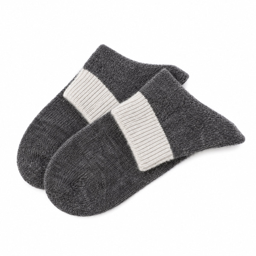 Grey 100% pure cashmere ankle socks for women by Moda de la Maria, with soft natural cashmere texture.