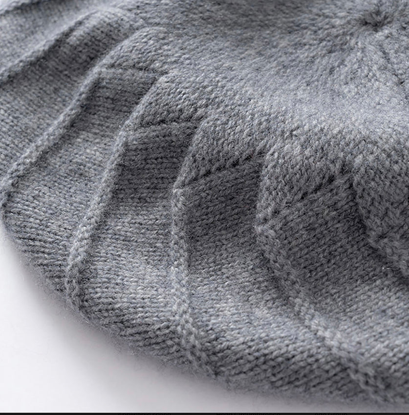 Detailed view of the luxurious pure cashmere knit and premium craftsmanship of the grey beret by Moda de la Maria.