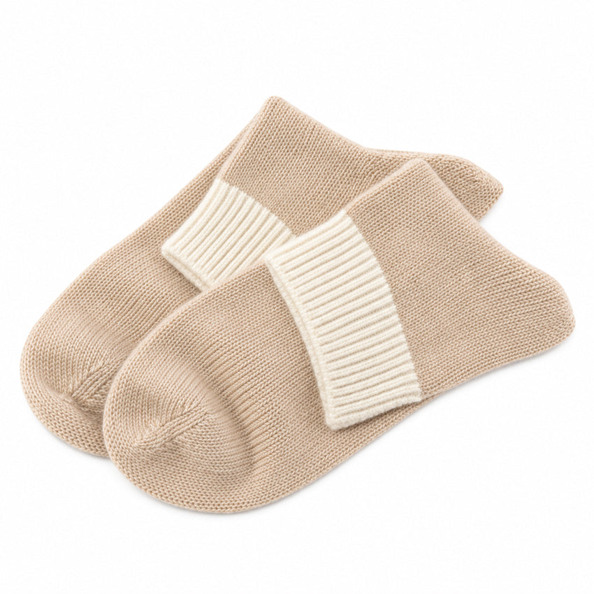 Light cream 100% pure cashmere ankle socks for women by Moda de la Maria, featuring a fine, soft knit texture.