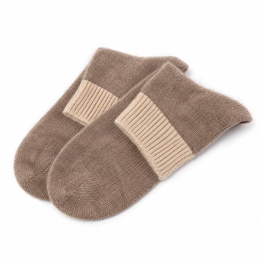 Taupe 100% pure cashmere ankle socks for women by Moda de la Maria with a naturally soft and slightly fluffy finish.