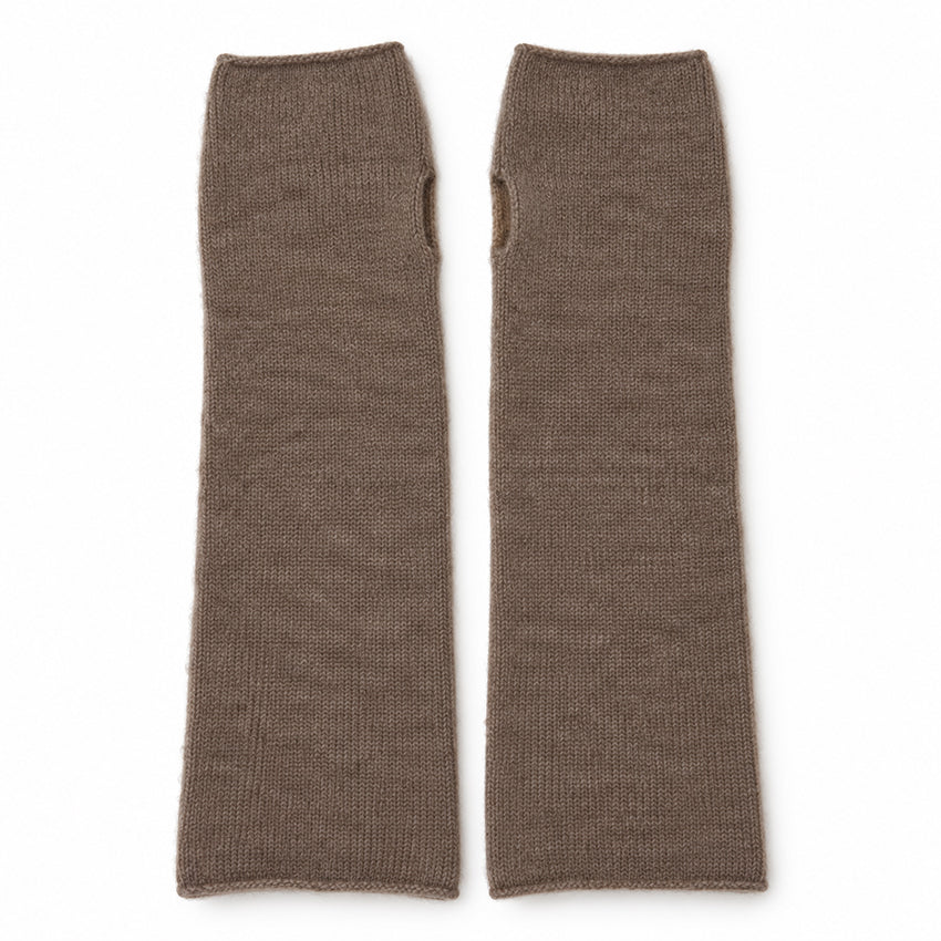 Women’s taupe pure cashmere long fingerless gloves with thumb openings and soft fine-knit texture by Moda de la Maria.