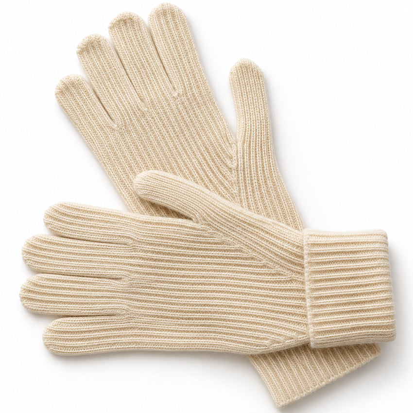 Women’s pure cashmere gloves in cream with ribbed cuffs and seamless knit by Moda de la Maria.