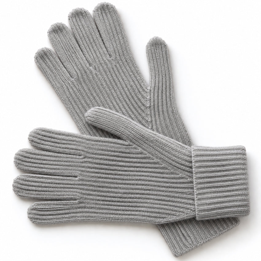 Women’s pure cashmere gloves in light grey with ribbed cuffs and seamless knit by Moda de la Maria.